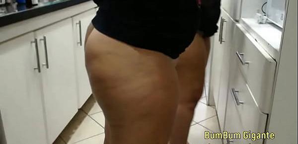  Na Cozinha com minha prima enf gulosa Enf Gulosa - Me segue no Instagram @srtacamargobigass - Acesso ao WhatsApp e Conteúdos www.bumbumgigante.com - Participe dos meus Vídeos